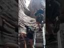 Ascension d'une échelle du Ladder Canyon